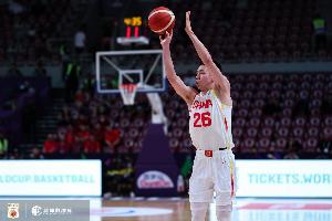 防守积极拼到犯满离场！朱俊龙出场15分钟2中1拿到2分2篮板