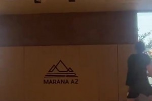 白人小哥完成双胯下扣篮，头过筐是必须的