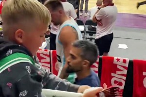 他真的我哭死！东契奇热身赛受伤 离场前还送给小球迷礼物😭